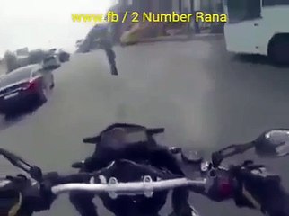 سیلوٹ هے موٹر سائیکل والے کو