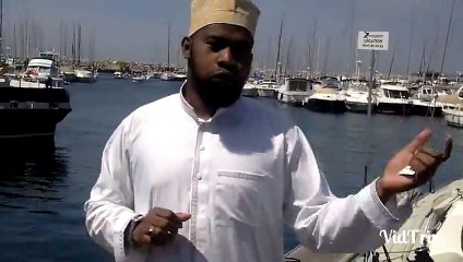 SAID MOHAMED DJIBRILE VOYAGE EN BATEAU ET NOUS FAIT DECOUVRIR LES BIENFAITS DE LA MER