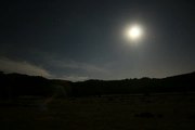 Time-Lapse de la Luna, las estrellas y las nubes