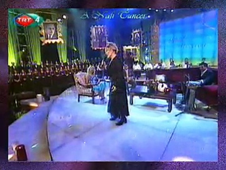 Emel SAYIN *Menekşelendi Sular Sular Menekşelendi*