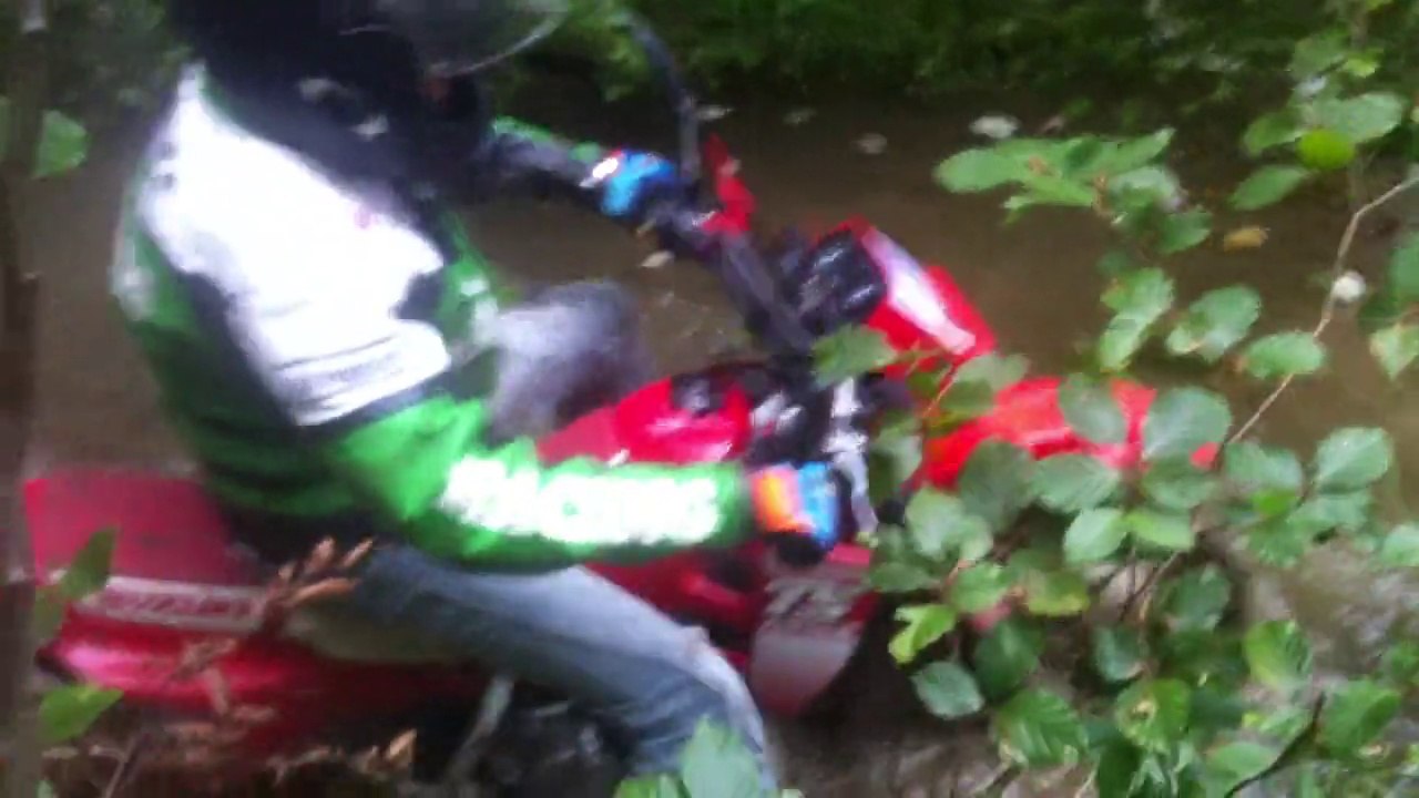 125  SUZUKI   course dans la boue teste  N 1  - lulu du jura