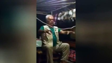 Un grand-père piège des jeunes avec un tour de magie bien fun - Mains liées? pas vraiment