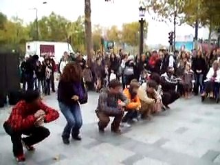 Artisti di strada sotto l'Arco di Trionfo a Parigi