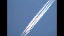 Chemtrails-Existenz-Beweis - Ein Flugzeug, zwei unterschiedliche 