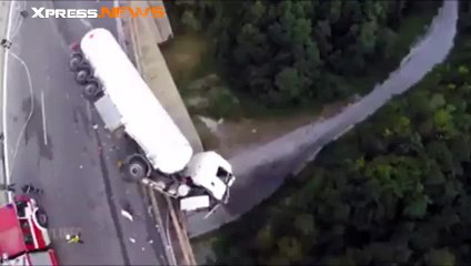 Un camion et son chauffeur suspendu dans le vide 128 mtres de hauteur