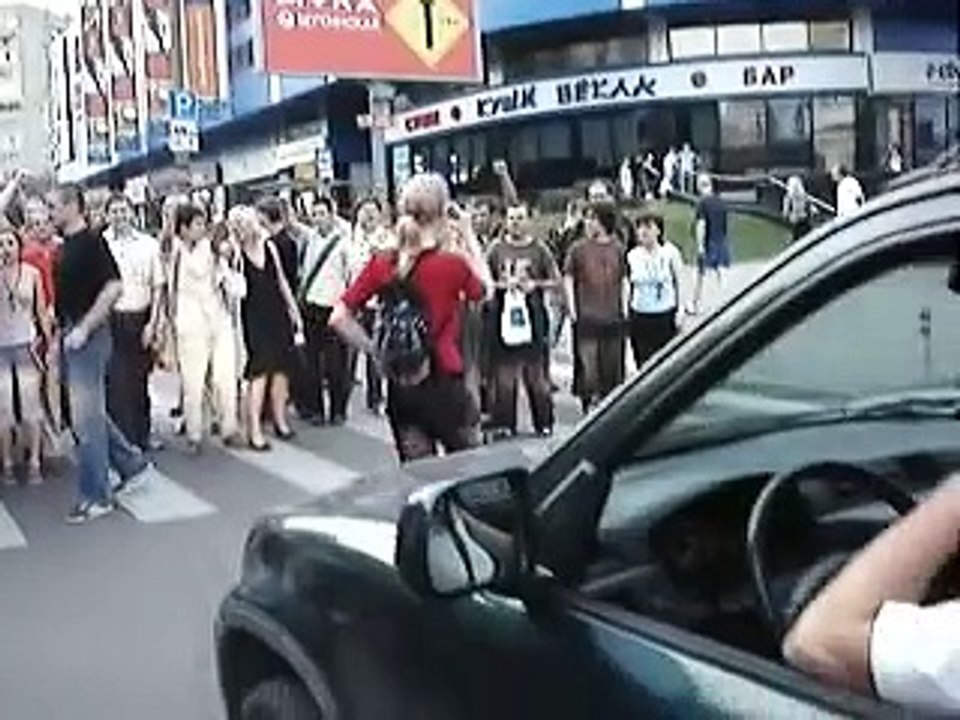 Перекрытие дороги и шествие против уплотнительной застройки