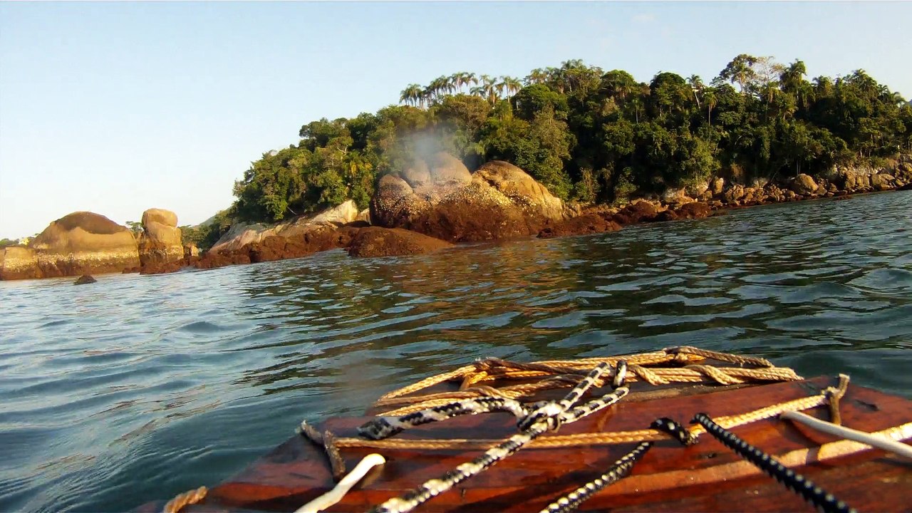 Navegação em reciclados, garrafas PET, nas praias as praias de Ubatuba, Brasil