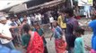 people having fight on the road of null bazar in Mumbai