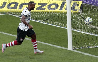Love desencanta e Timão goleia Cruzeiro na Arena