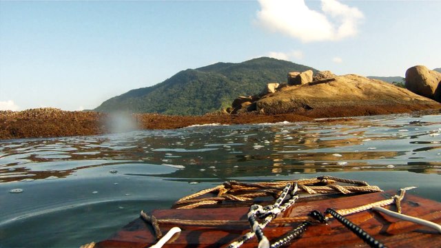 Navegação em reciclados, garrafas PET, nas praias as praias de Ubatuba, Brasil