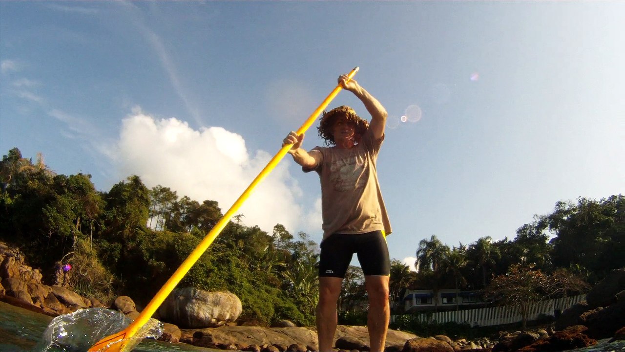 Navegação em reciclados, garrafas PET, nas praias as praias de Ubatuba, Brasil