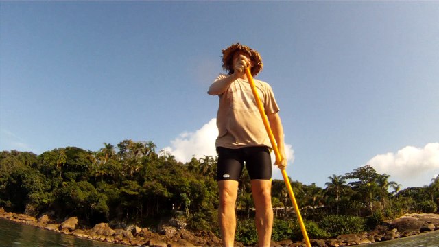 Navegação em reciclados, garrafas PET, nas praias as praias de Ubatuba, Brasil