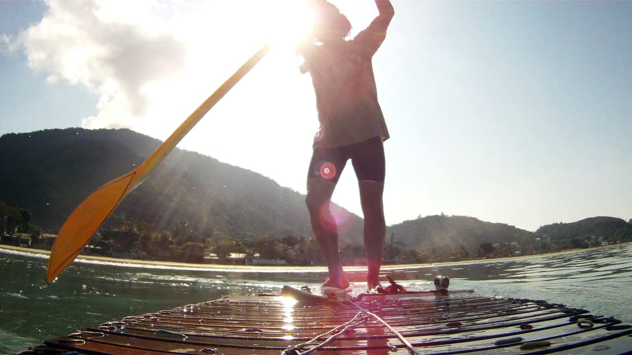 Navegação em reciclados, garrafas PET, nas praias as praias de Ubatuba, Brasil