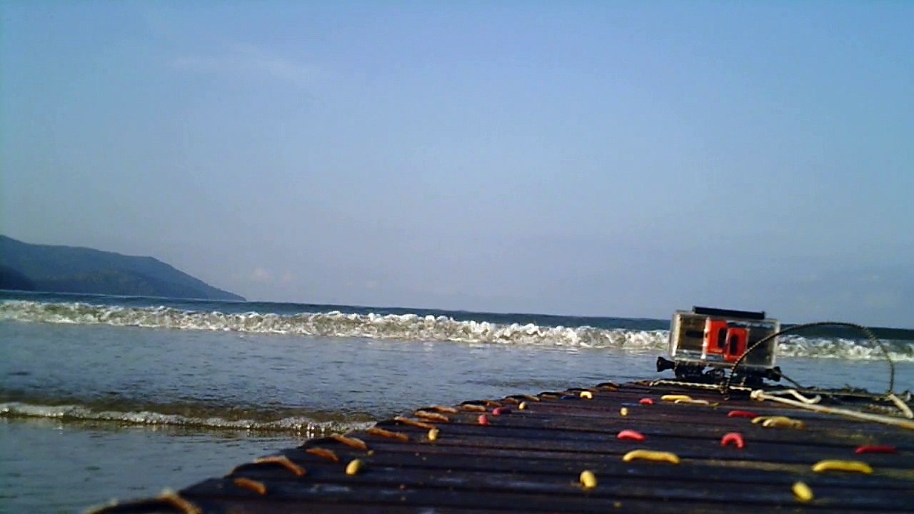 Navegação em reciclados, garrafas PET, nas praias as praias de Ubatuba, Brasil