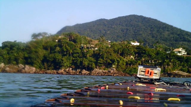 Navegação em reciclados, garrafas PET, nas praias as praias de Ubatuba, Brasil