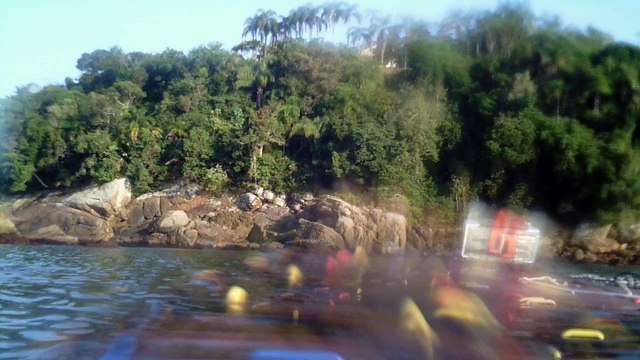 Navegação em reciclados, garrafas PET, nas praias as praias de Ubatuba, Brasil