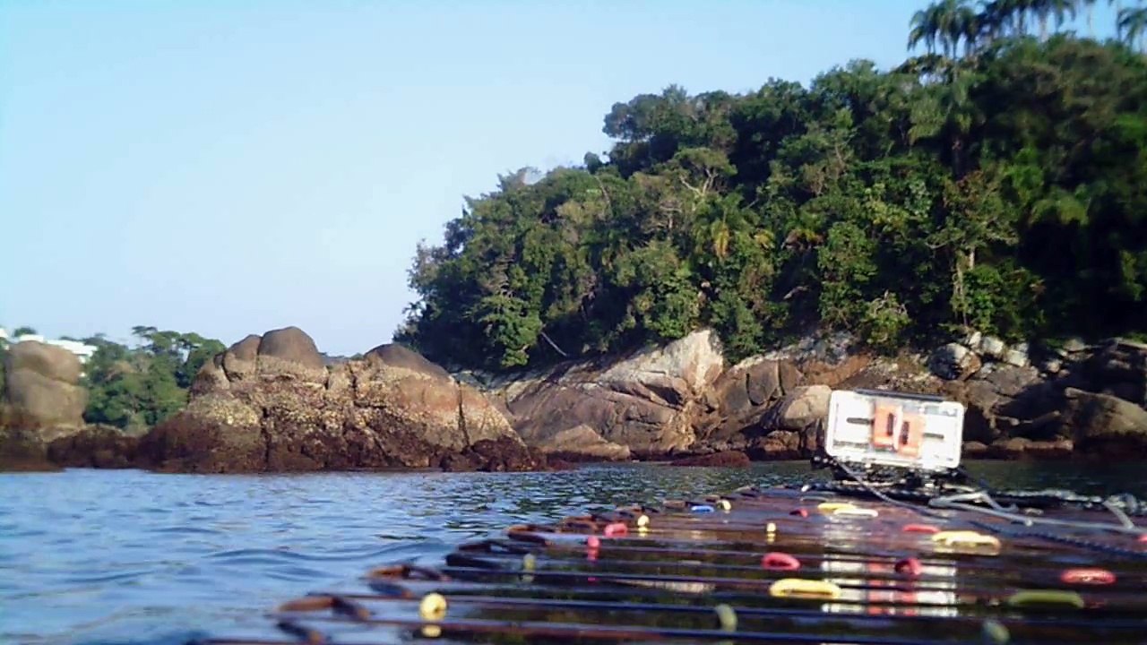 Navegação em reciclados, garrafas PET, nas praias as praias de Ubatuba, Brasil