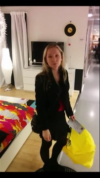 Ce gars s'amuse à rendre sa copine complètement folle à IKEA