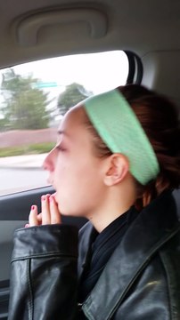 Une fille délire complètement à cause de son anesthésie... Hilarant!