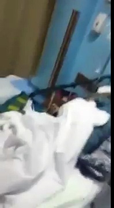 شاب يصور امة وهي بين الحياة والموت في مستشفى الملك فهد ،، ويصارخ على الجراح الذي رفض يستلم حالتها