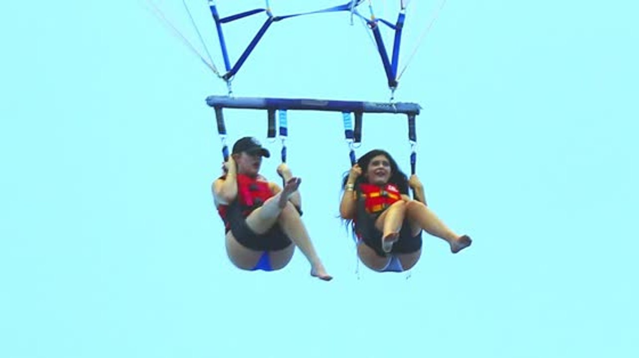Khloe Kardashian und Kylie Jenner beim Parasailing in St. Barts