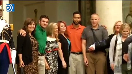 Hollande condecora a los pasajeros que evitaron el atentado