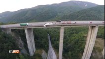 Un camion suspendu dans le vide à 128 mètres de hauteur