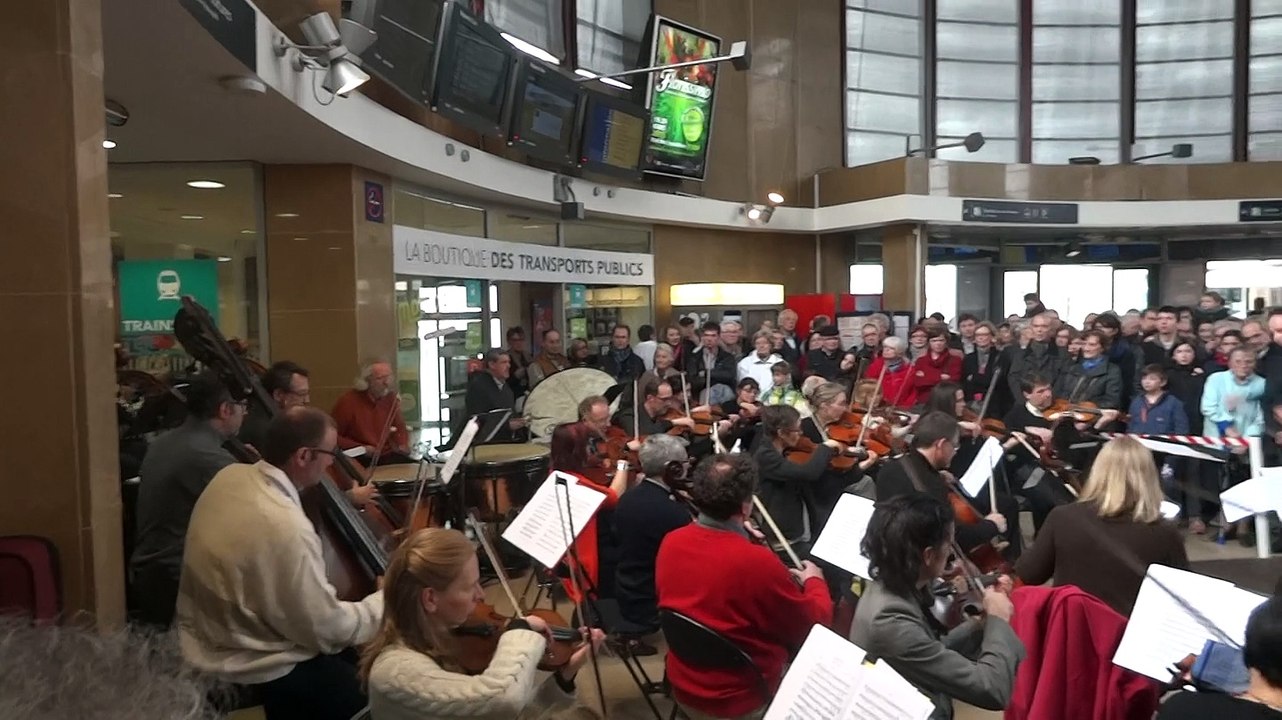 Orchestres en Fête 2015 : concert de l'Orchestre Dijon Bourgogne en gare de Dijon. Direction : Gergely Madaras.