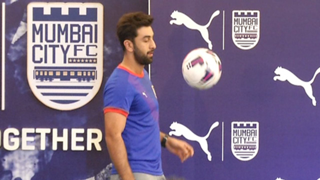 (VIDEO) Ranbir Kapoor Shows His Football Skills | Mumbai City FC - Jersey Launch