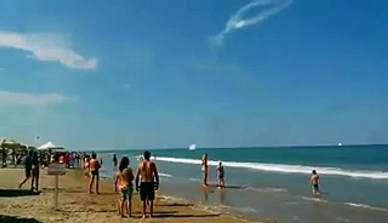 Beach-goer catches moment When two planes collide during Italian air show