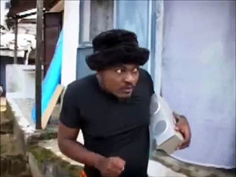 Le sorcier Ezaboto danse.