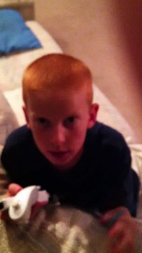 Un enfant imite R2D2 de Star Wars à la perfection