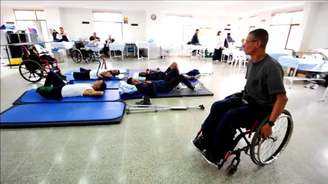 Colombia: exsoldado fabrica sillas de ruedas