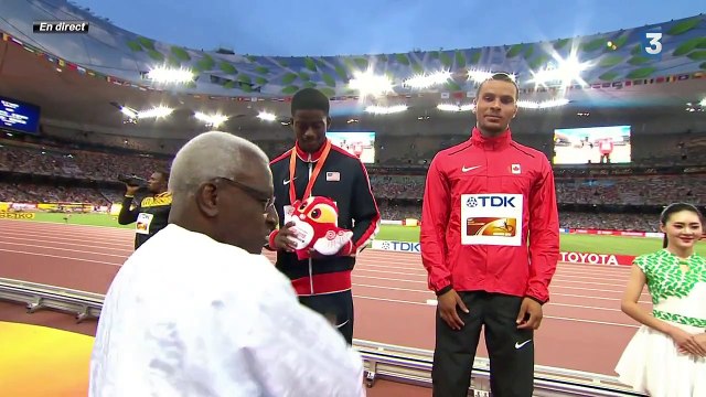 Usain Bolt s'amuse avec sa caméra sur le podium
