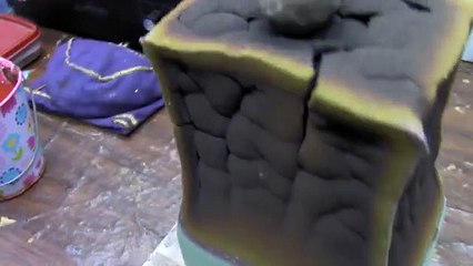 Que se passe t-il quand on met une boule de métal brûlante sur de la mousse florale ?