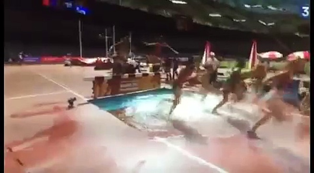 Grosse chute dans l'eau