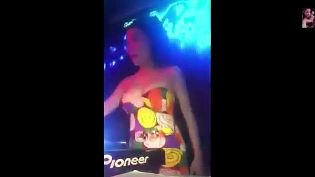 DJ My Bé Bỏng vếu khủng lắc trên bar
