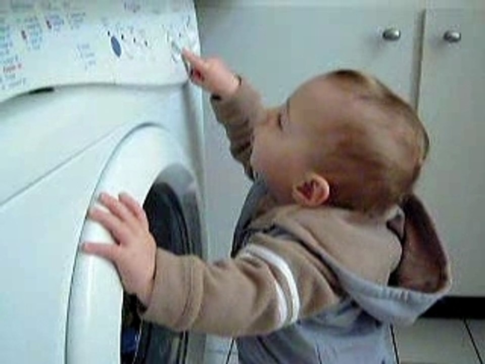 Kyllian devant la machine a laver