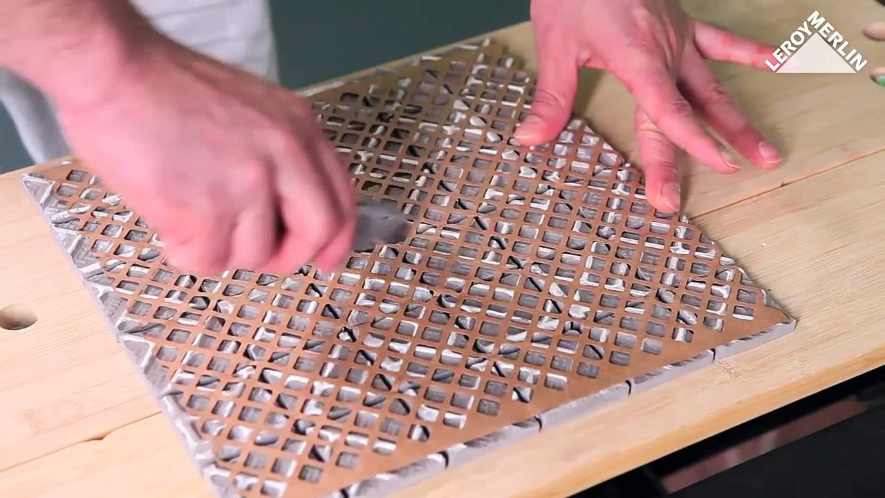Comment poser de la mosaïque à la colle époxy sur un receveur prêt à carreler ? Leroy Merlin