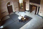 Une vieille dame se fait voler son sac à main et se fait frapper dans une église