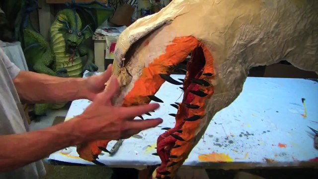 Il crée de magnifiques dragons en papier mâché