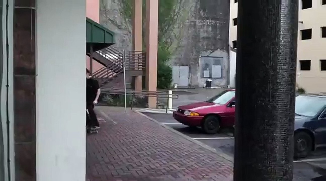 Ce skater se fait percuter par une voiture