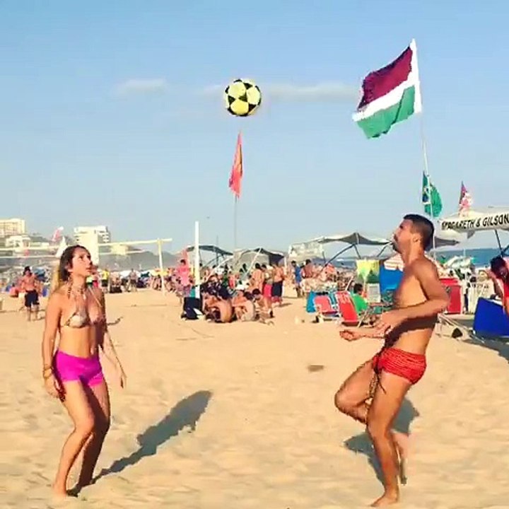 Carol Portaluppi joga futevôlei na praia