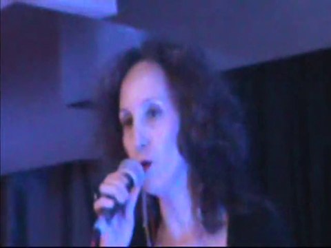 Interprétations par Leïla de C'est beau la vie de Ferrat et de Je voulais te dire que je t'attends de jonasz