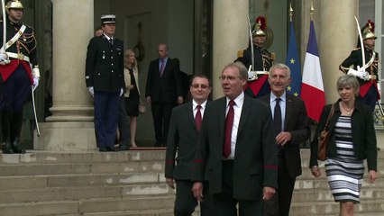 Thalys: Hollande décerne la Légion d'honneur aux "héros"