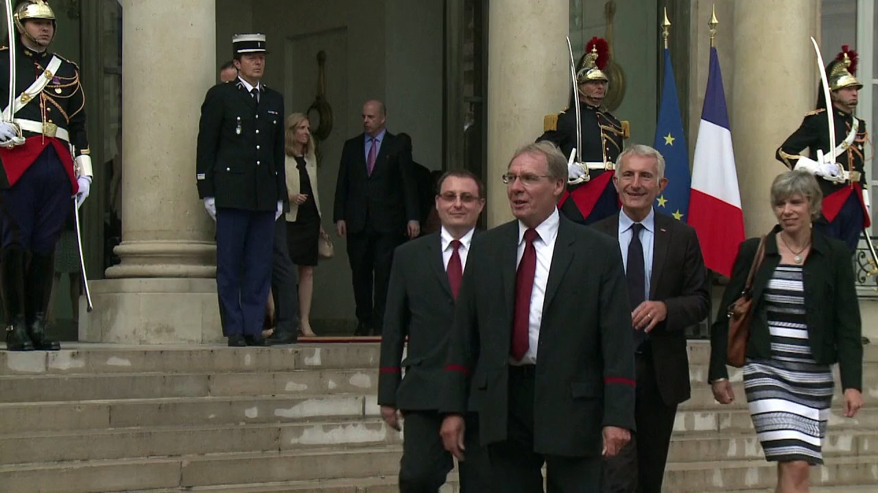 Thalys: Hollande décerne la Légion d'honneur aux "héros"