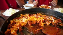 Korean Spicy Chicken Stir Fry (닭갈비)  - KOREA TRIP VLOG 3 | Our Yooniverse