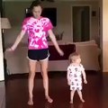 Annesiyle dans eden sevimli bebek