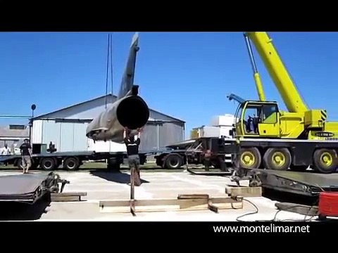 Déchargement d'un Mirage 5 au Musée Européen de l'Aviation de Chasse