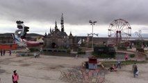 Conheça a Dismaland, o parque temático de Bansky